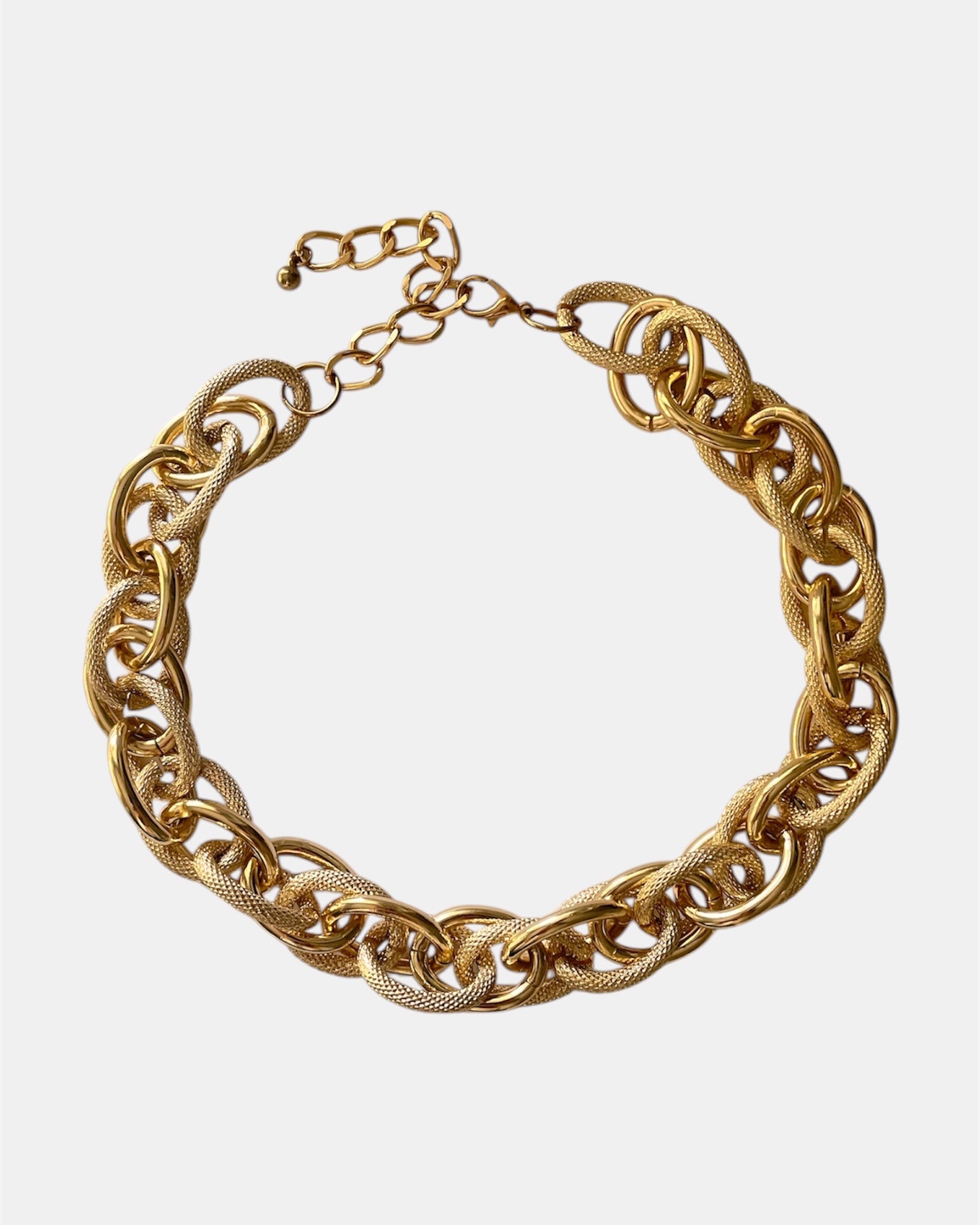 Necklace with gold chunky chain design