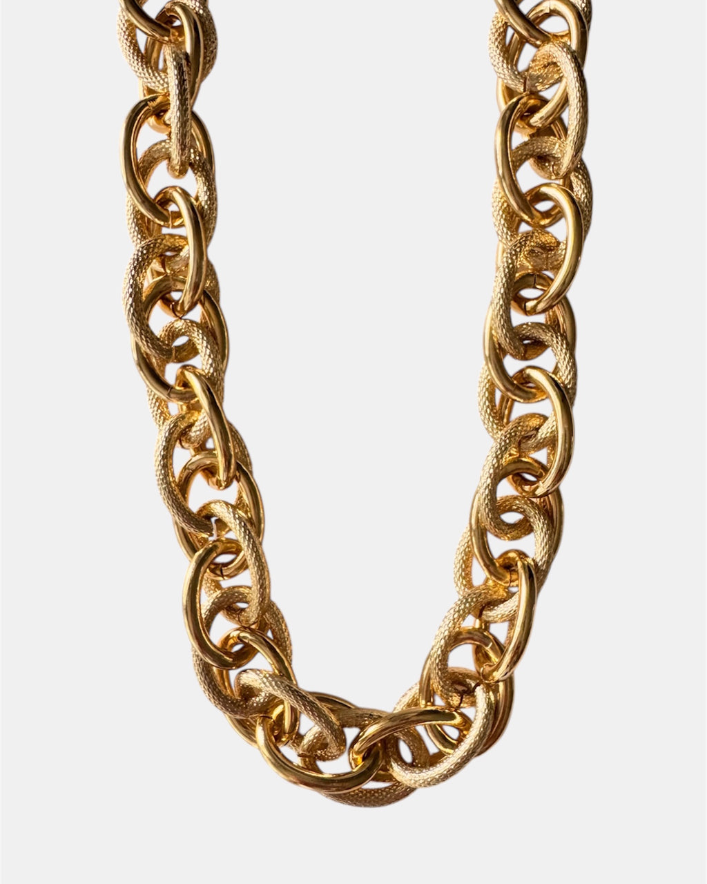 Necklace with gold chunky chain design