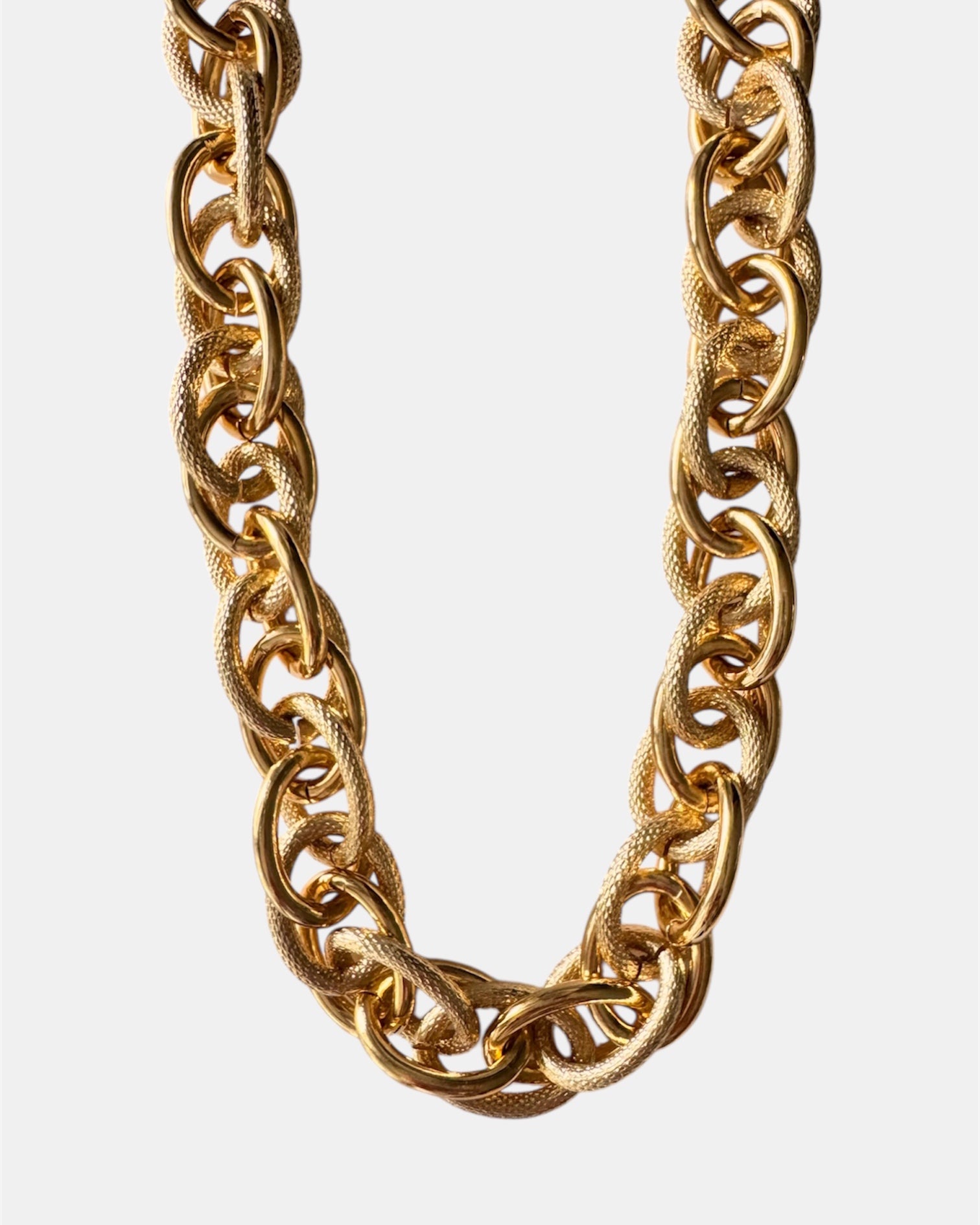 Necklace with gold chunky chain design