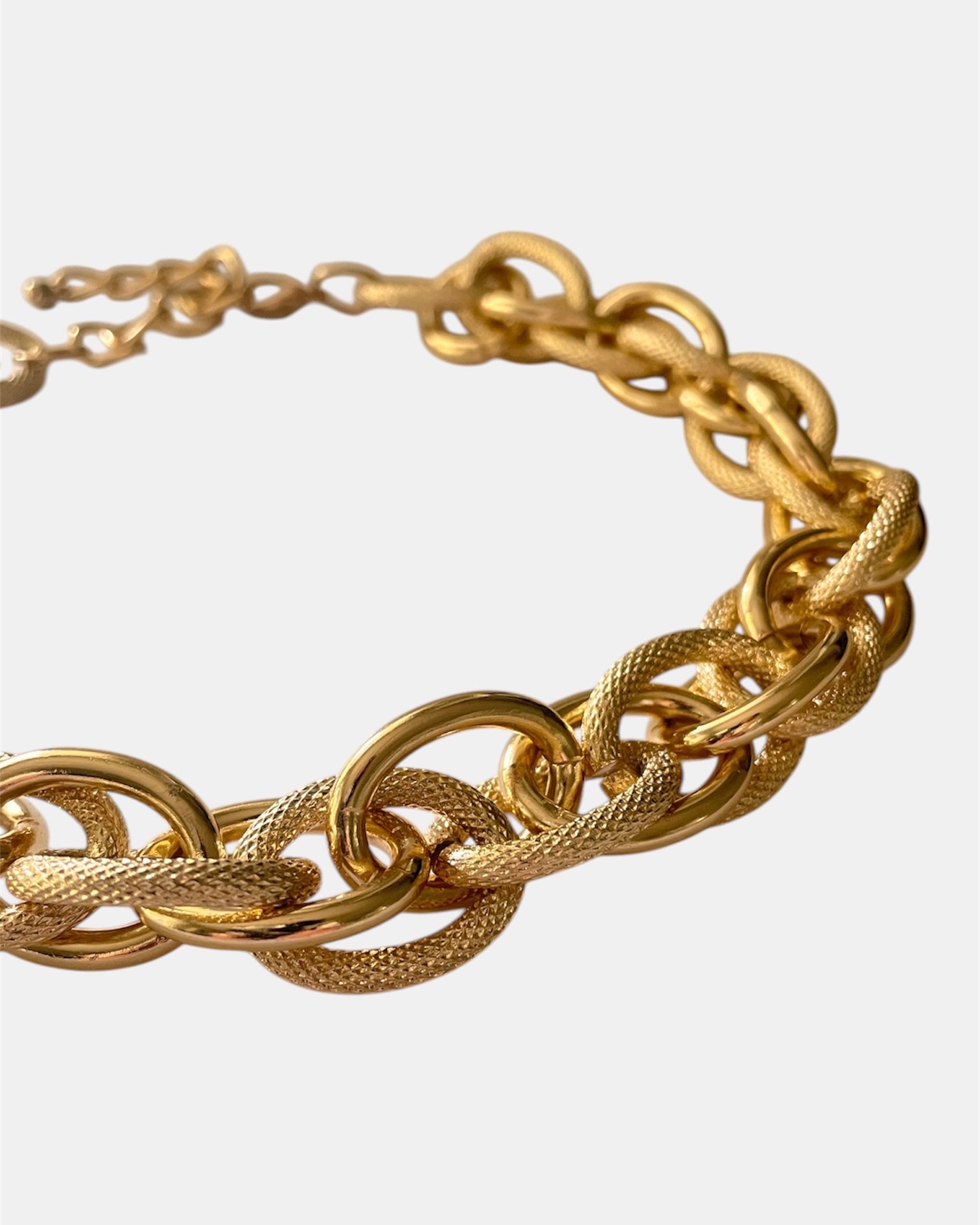 Necklace with gold chunky chain design