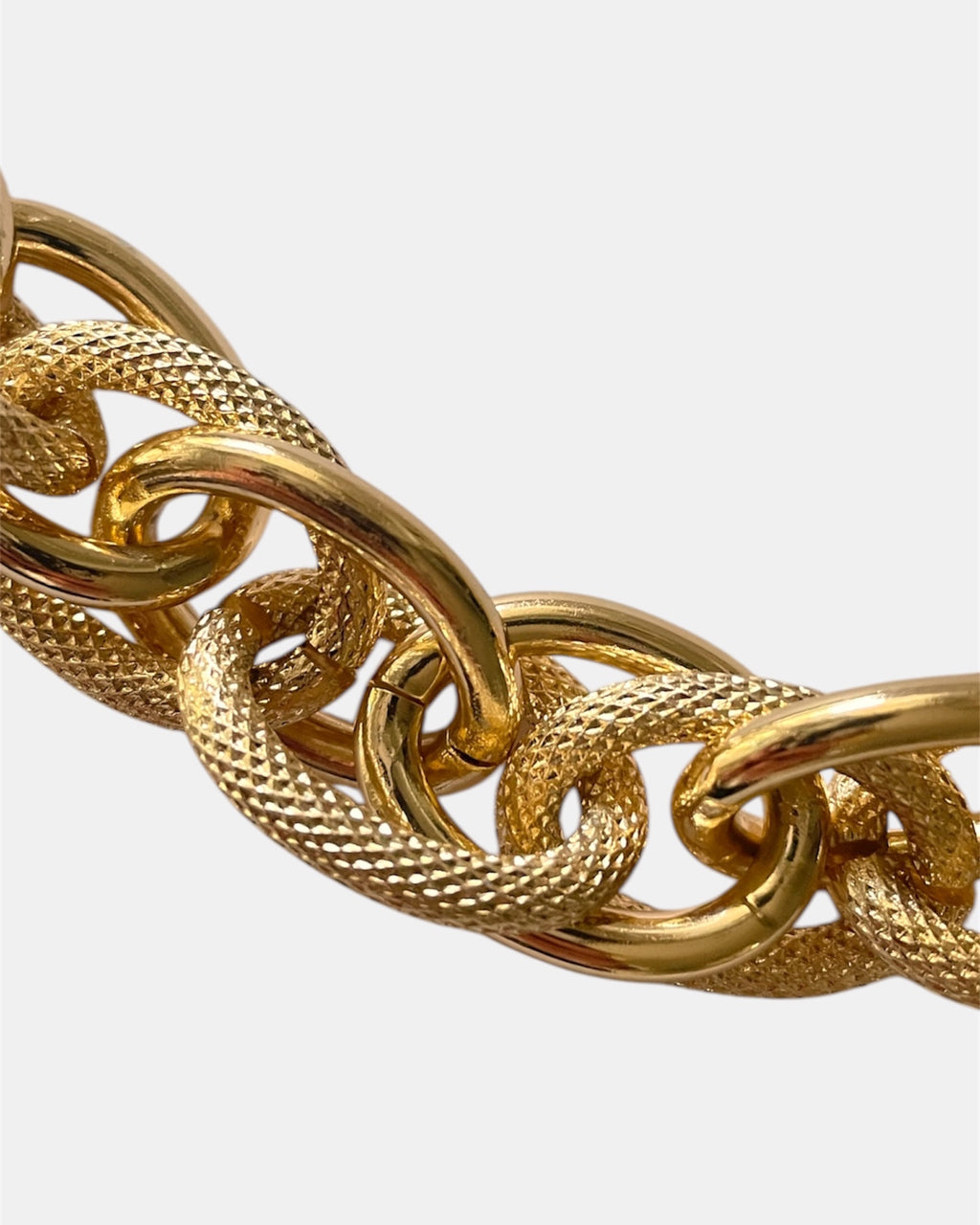 Necklace with gold chunky chain design