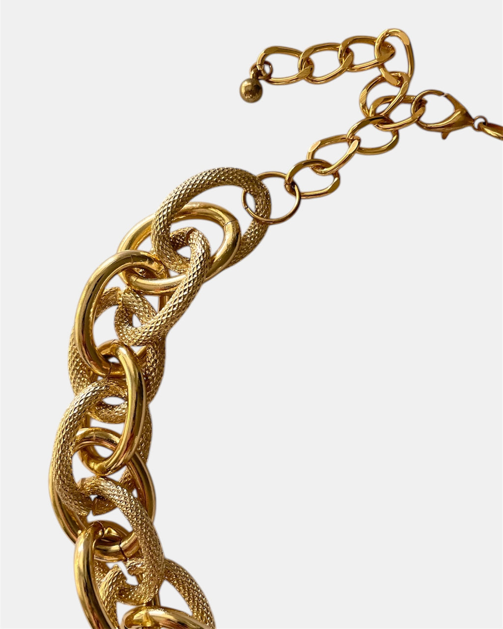 Necklace with gold chunky chain design