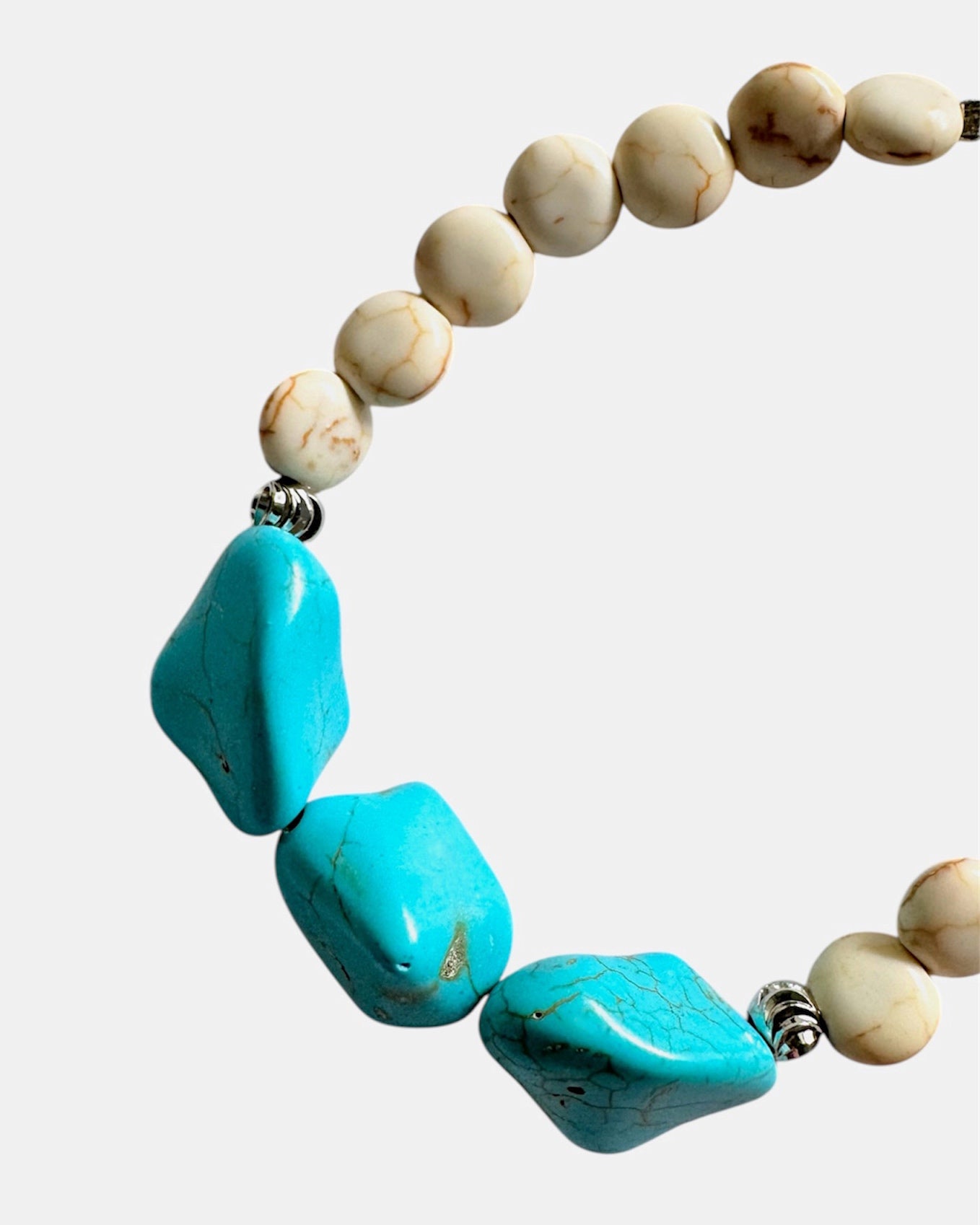 Elegant silver bracelet with ecru beads and turquoise stones, stylish handmade jewelry for everyday wear or special occasions