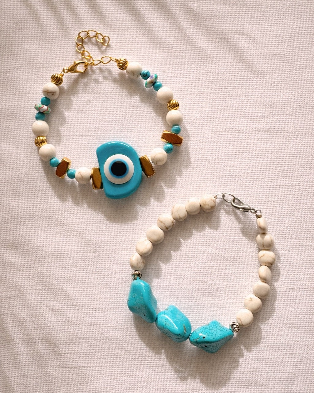 Elegant silver bracelet with ecru beads and turquoise stones, stylish handmade jewelry for everyday wear or special occasions