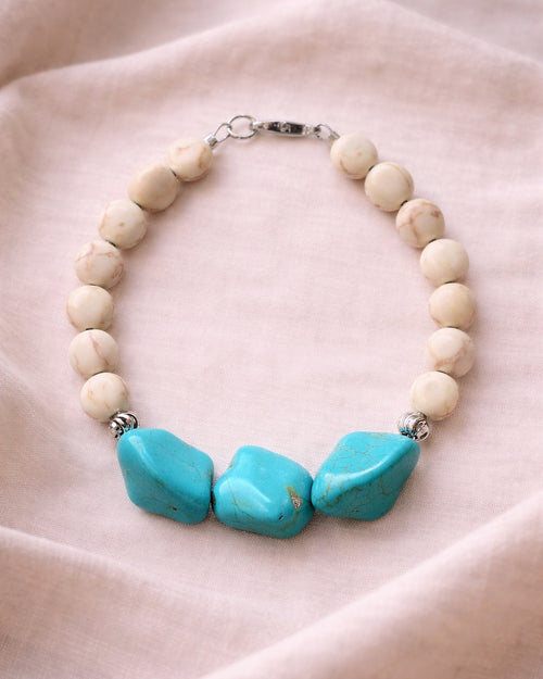 Elegant silver bracelet with ecru beads and turquoise stones, stylish handmade jewelry for everyday wear or special occasions