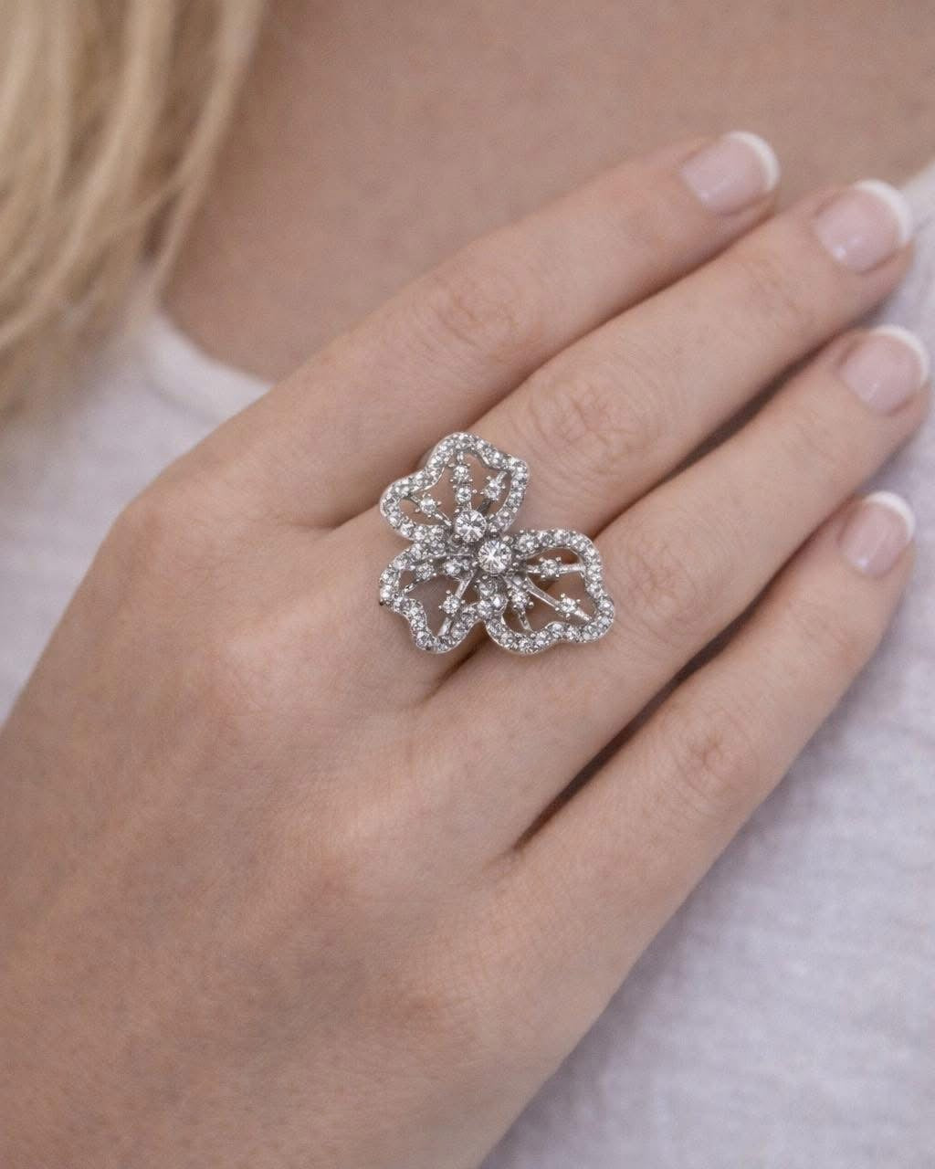 Silver romantic flower ring with white zircon elegant jewelry design