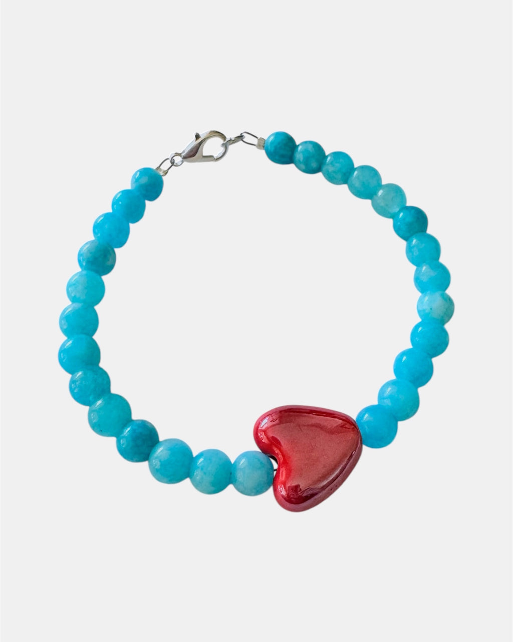 Τιρκουάζ βραχιόλι με χάντρες αχάτη και κόκκινη κεραμική καρδιά, γυναικείο χειροποίητο κόσμημα.