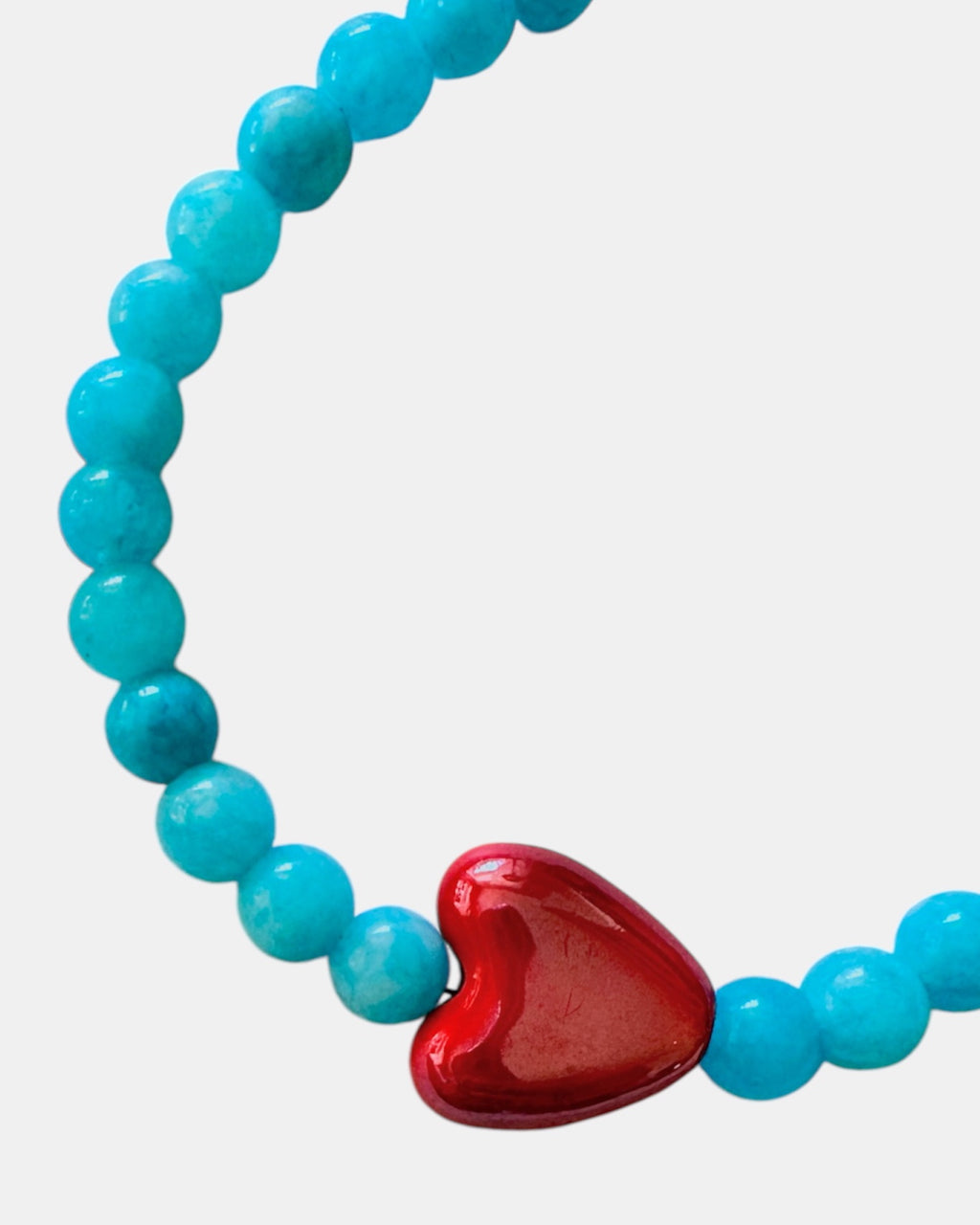 Τιρκουάζ βραχιόλι με χάντρες αχάτη και κόκκινη κεραμική καρδιά, γυναικείο χειροποίητο κόσμημα.