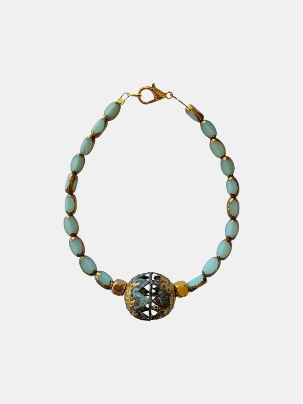 Βεραμάν βραχιόλι με γυάλινες χάντρες και μεταλλικό στοιχείο, γυναικείο χειροποίητο κόσμημα.