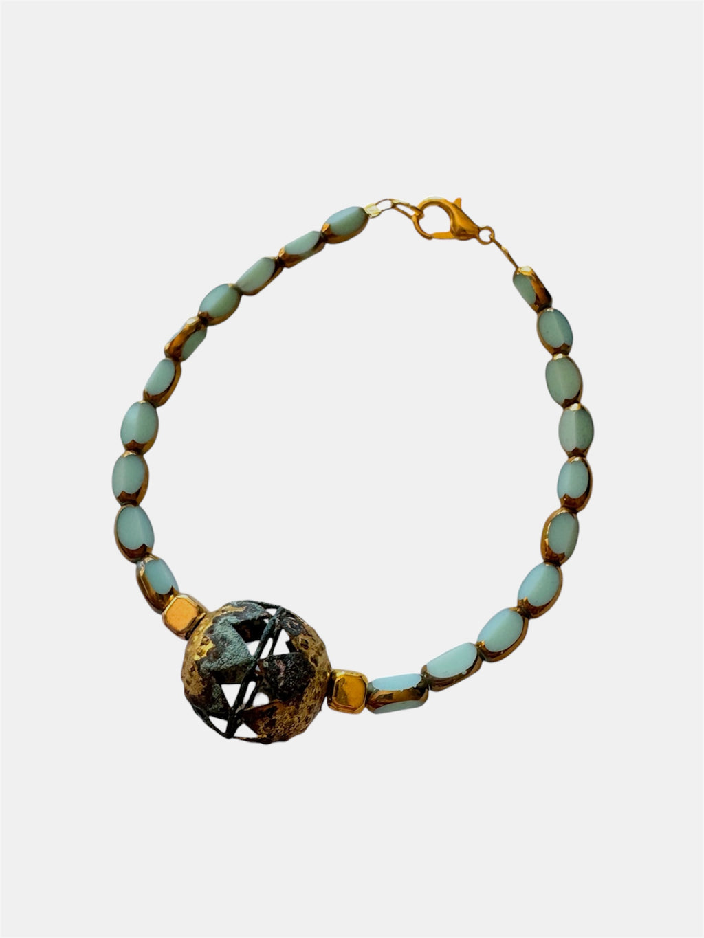 Βεραμάν βραχιόλι με γυάλινες χάντρες και μεταλλικό στοιχείο, γυναικείο χειροποίητο κόσμημα.