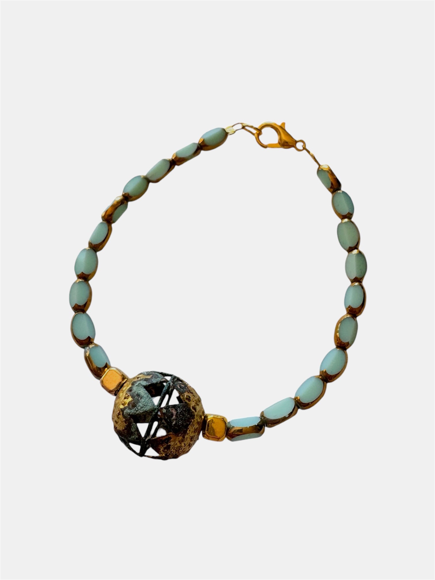 Βεραμάν βραχιόλι με γυάλινες χάντρες και μεταλλικό στοιχείο, γυναικείο χειροποίητο κόσμημα.