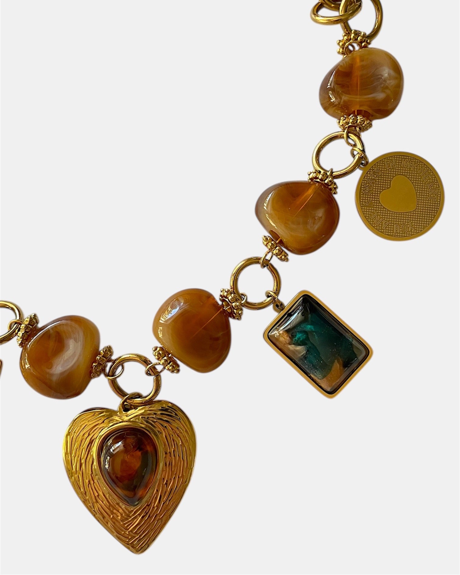 Χειροποίητο γυναικείο κολιέ αλυσίδα με χρυσά στοιχεία, κομψό και μοντέρνο κόσμημα