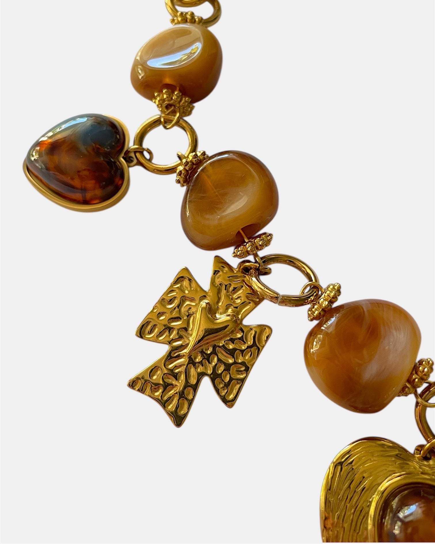 Χειροποίητο γυναικείο κολιέ αλυσίδα με χρυσά στοιχεία, κομψό και μοντέρνο κόσμημα