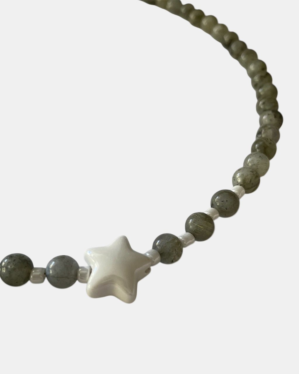 Χειροποίητο γυναικείο κολιέ με μενταγιόν σε σχήμα γκρι αστέρι
