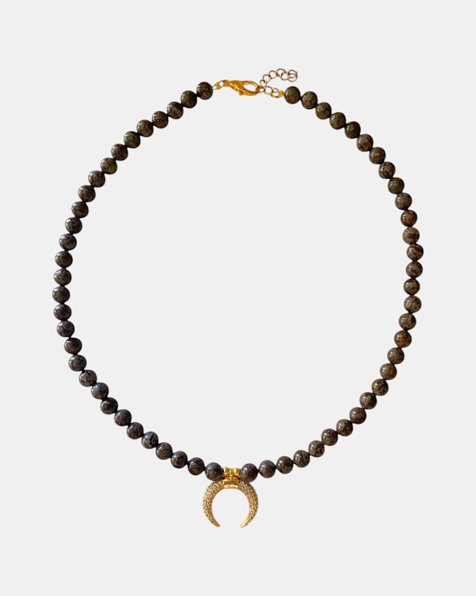 Χειροποίητο γυναικείο κολιέ σε καφέ απόχρωση με χρυσό μενταγιόν σε σχήμα φεγγάρι