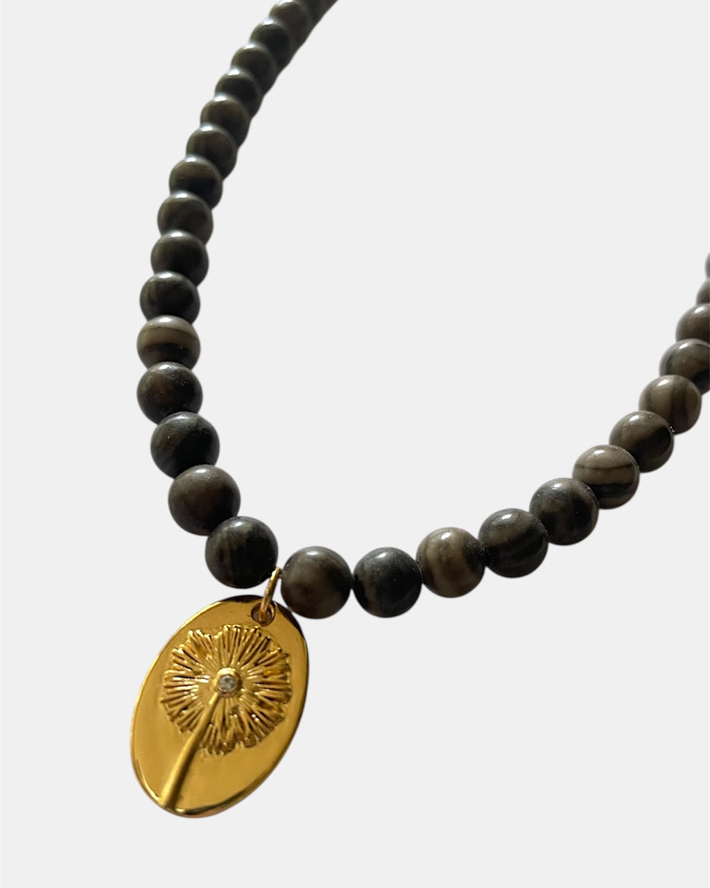 Χειροποίητο γυναικείο κολιέ σε καφέ απόχρωση με χρυσό μενταγιόν σε σχήμα λουλούδι