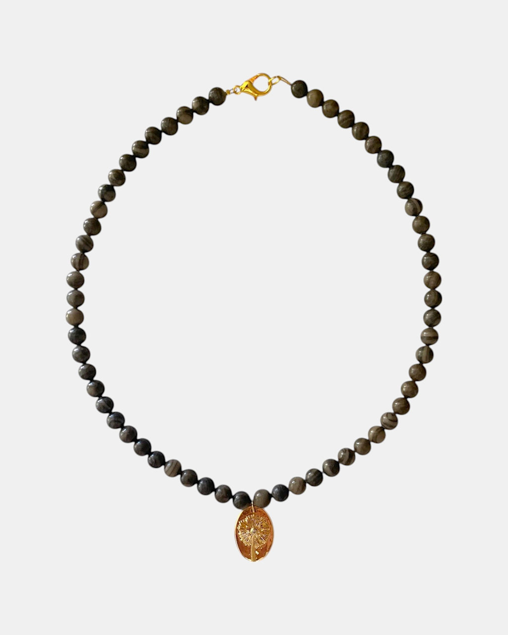 Χειροποίητο γυναικείο κολιέ σε καφέ απόχρωση με χρυσό μενταγιόν σε σχήμα λουλούδι