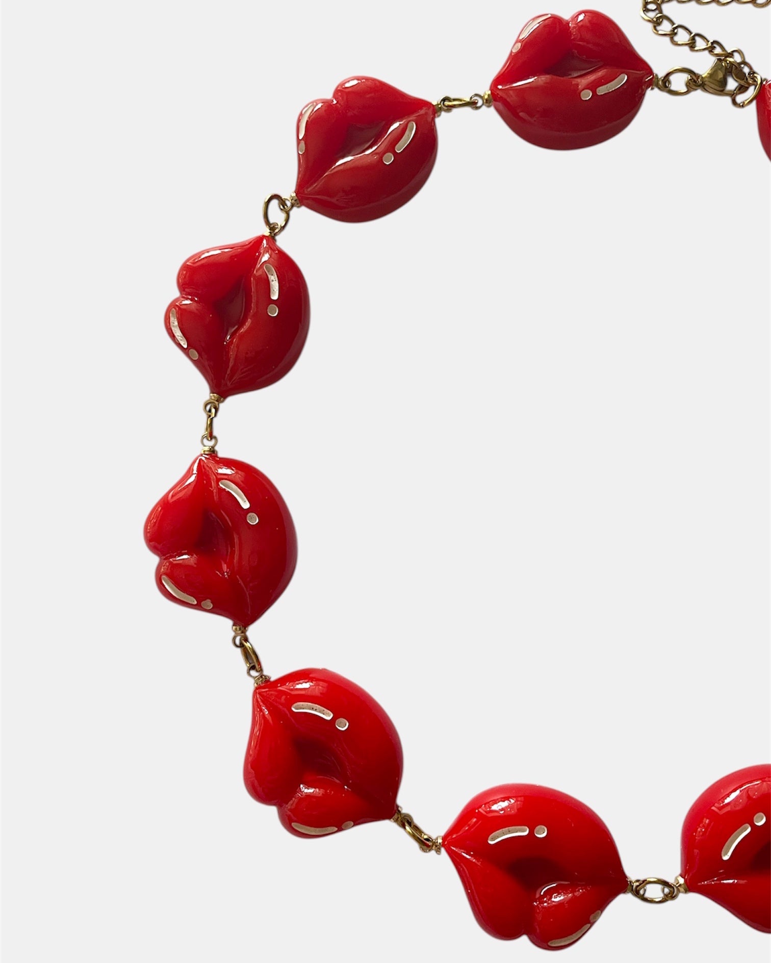 Χειροποίητο γυναικείο κολιέ Kiss με μοντέρνο σχεδιασμό και ανθεκτικές λεπτομέρειες από ανοξείδωτο ατσάλι, ιδανικό για καθημερινές και ιδιαίτερες εμφανίσεις.