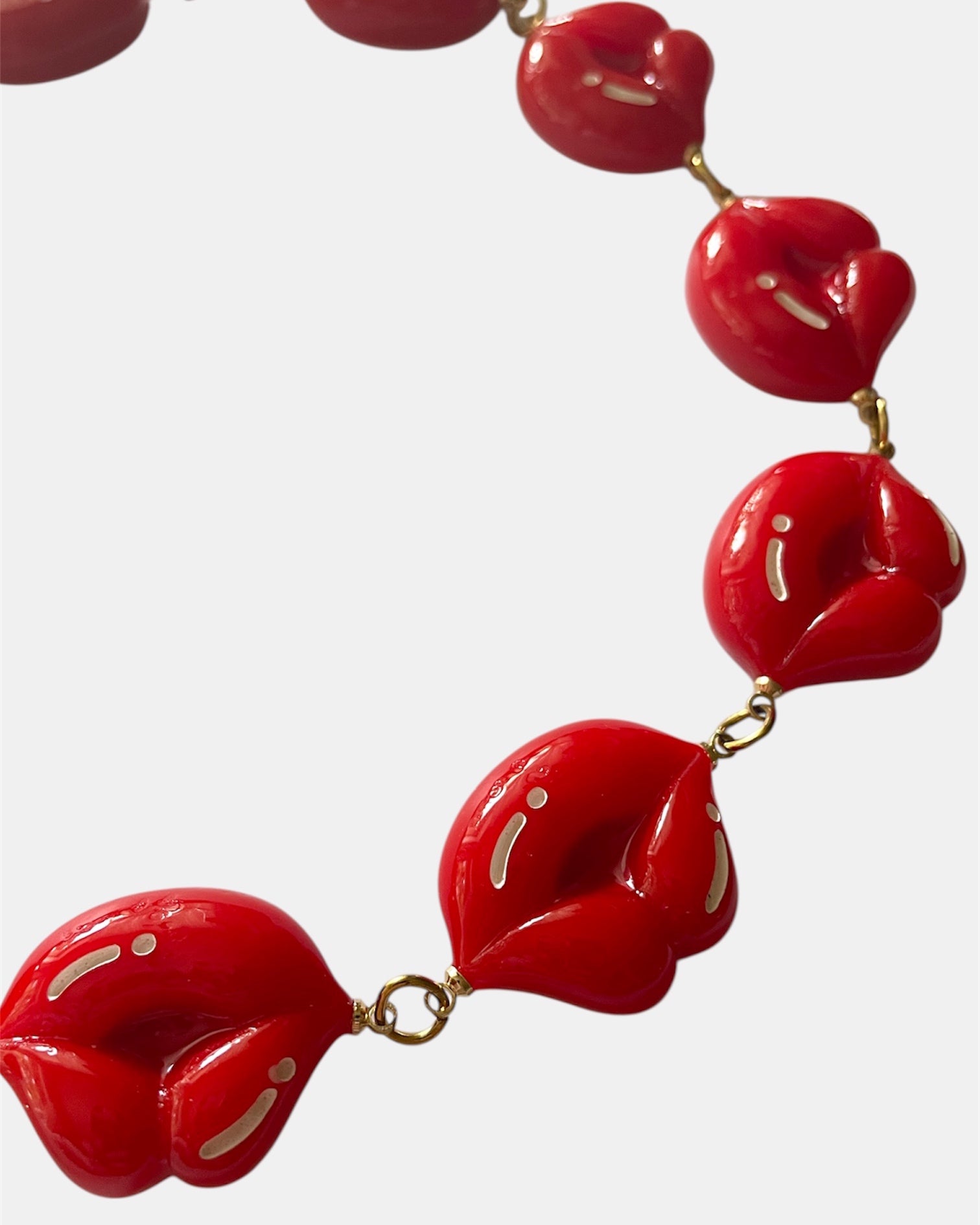 Χειροποίητο γυναικείο κολιέ Kiss με μοντέρνο σχεδιασμό και ανθεκτικές λεπτομέρειες από ανοξείδωτο ατσάλι, ιδανικό για καθημερινές και ιδιαίτερες εμφανίσεις.