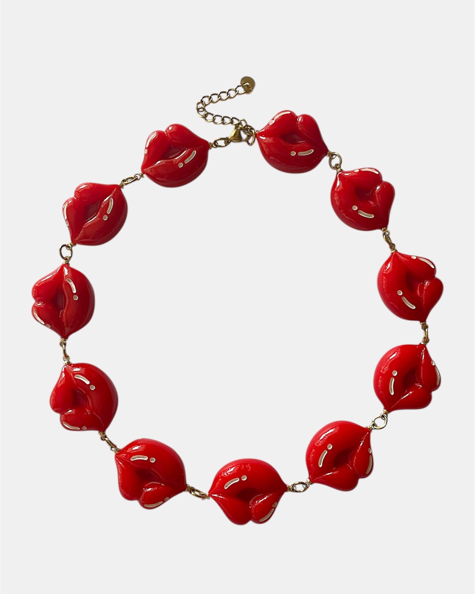 Χειροποίητο γυναικείο κολιέ Kiss με μοντέρνο σχεδιασμό και ανθεκτικές λεπτομέρειες από ανοξείδωτο ατσάλι, ιδανικό για καθημερινές και ιδιαίτερες εμφανίσεις.