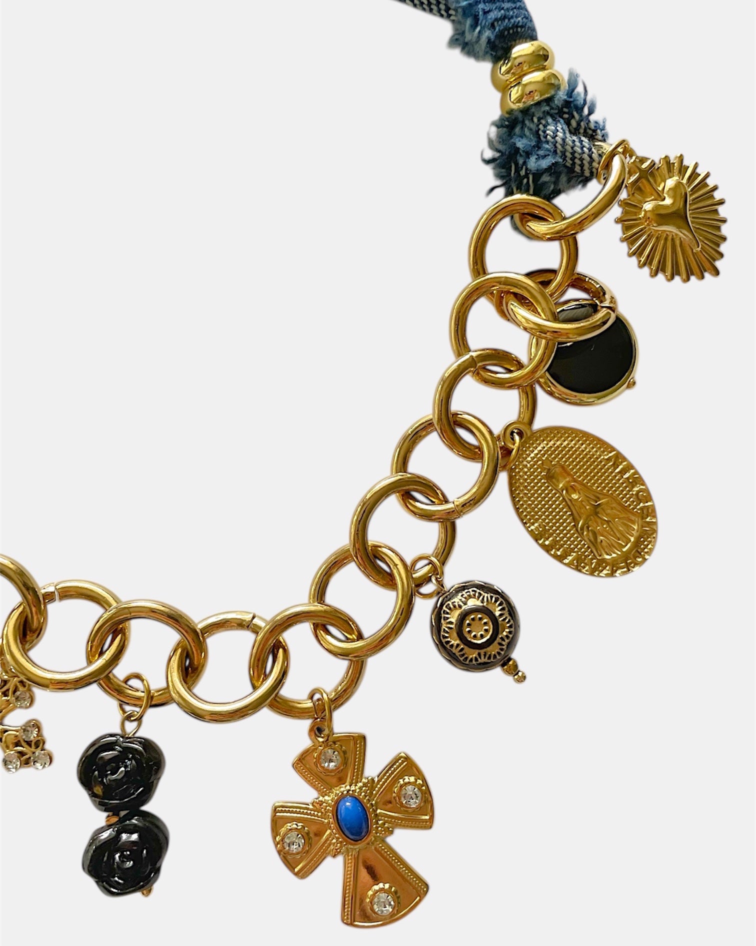 Χειροποίητο γυναικείο κολιέ με τζιν αλυσίδα και χρυσές λεπτομέρειες, μοντέρνο και κομψό για καθημερινές και ιδιαίτερες εμφανίσεις.