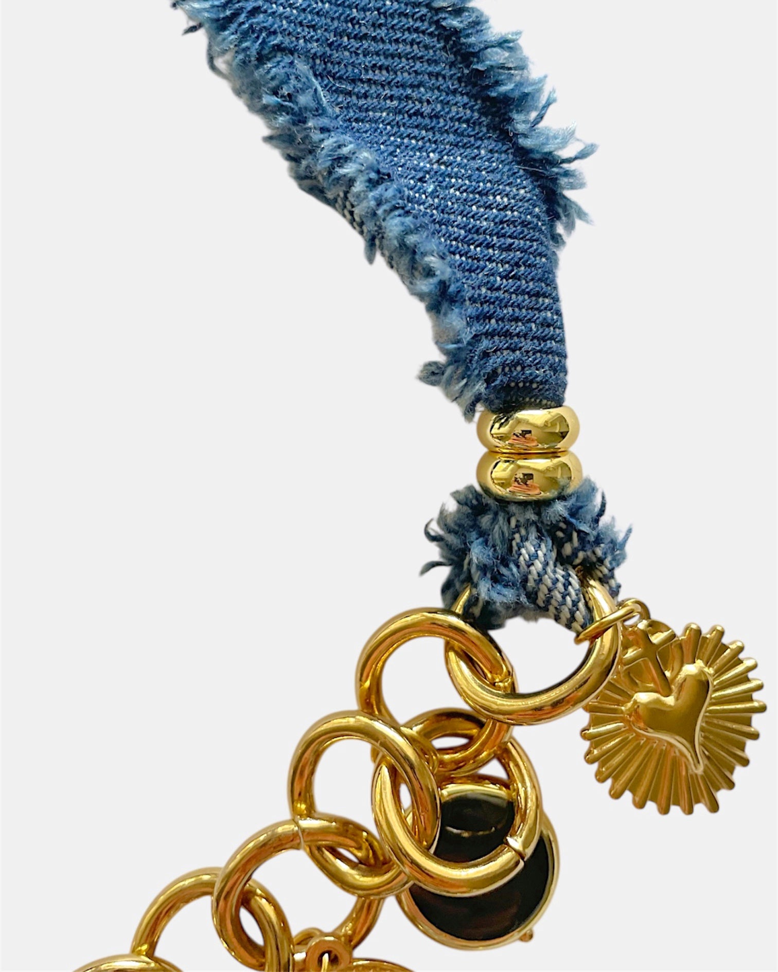 Χειροποίητο γυναικείο κολιέ με τζιν αλυσίδα και χρυσές λεπτομέρειες, μοντέρνο και κομψό για καθημερινές και ιδιαίτερες εμφανίσεις.