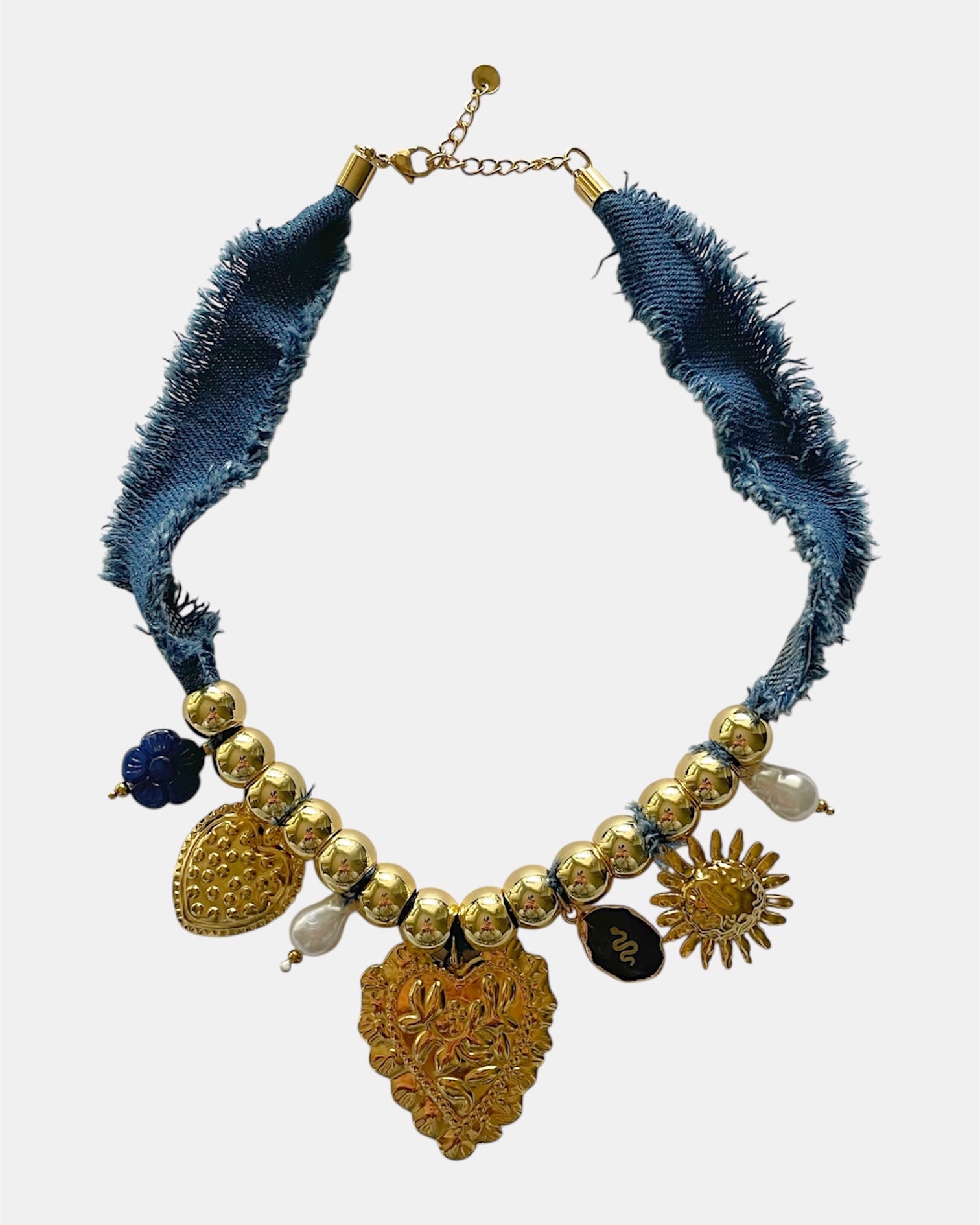 Χειροποίητο γυναικείο τζιν κολιέ με αλυσίδα και χρυσές λεπτομέρειες, ιδανικό για μοντέρνες και καθημερινές εμφανίσεις.