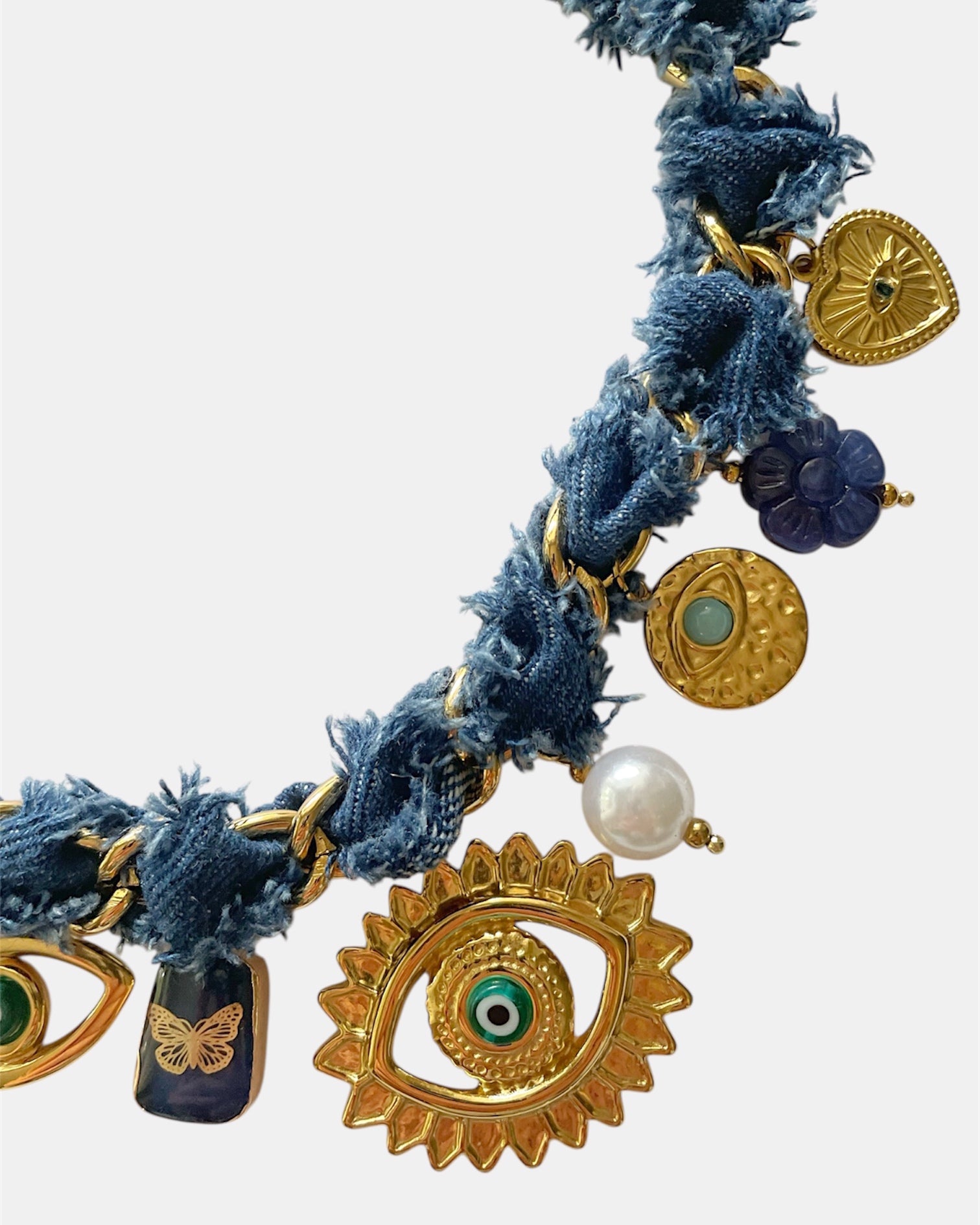 Χειροποίητο γυναικείο τζίν κολιέ με αλυσίδα και διακοσμητικό μάτι, με χρυσές λεπτομέρειες, ιδανικό για μοντέρνες και καθημερινές εμφανίσεις