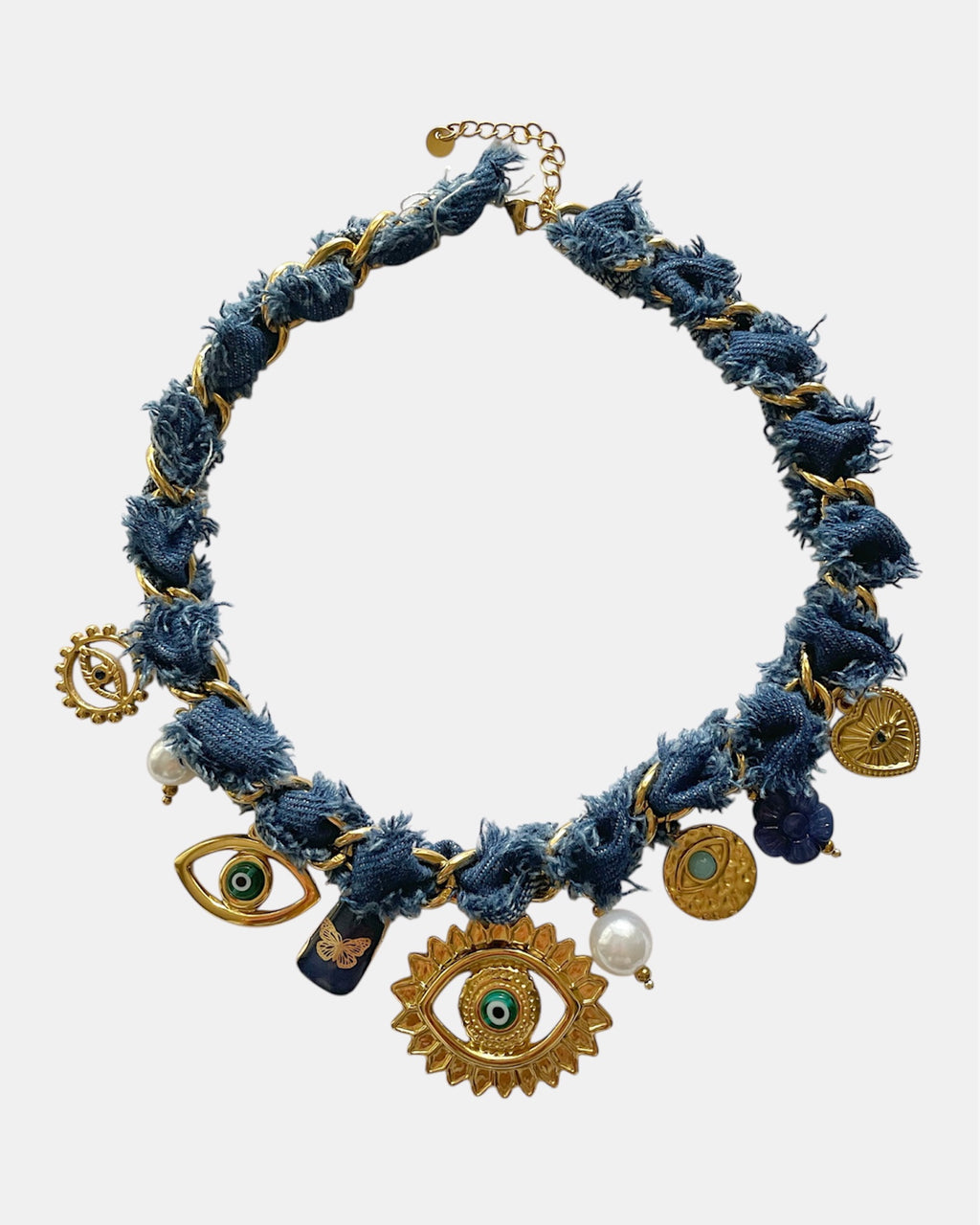 Χειροποίητο γυναικείο τζίν κολιέ με αλυσίδα και διακοσμητικό μάτι, με χρυσές λεπτομέρειες, ιδανικό για μοντέρνες και καθημερινές εμφανίσεις