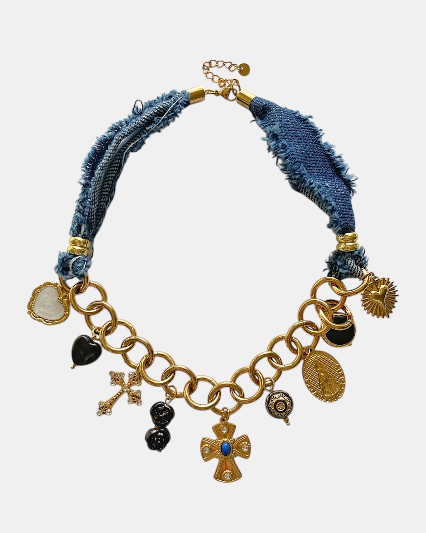 Χειροποίητο γυναικείο κολιέ με τζιν αλυσίδα και χρυσές λεπτομέρειες, μοντέρνο και κομψό για καθημερινές και ιδιαίτερες εμφανίσεις.