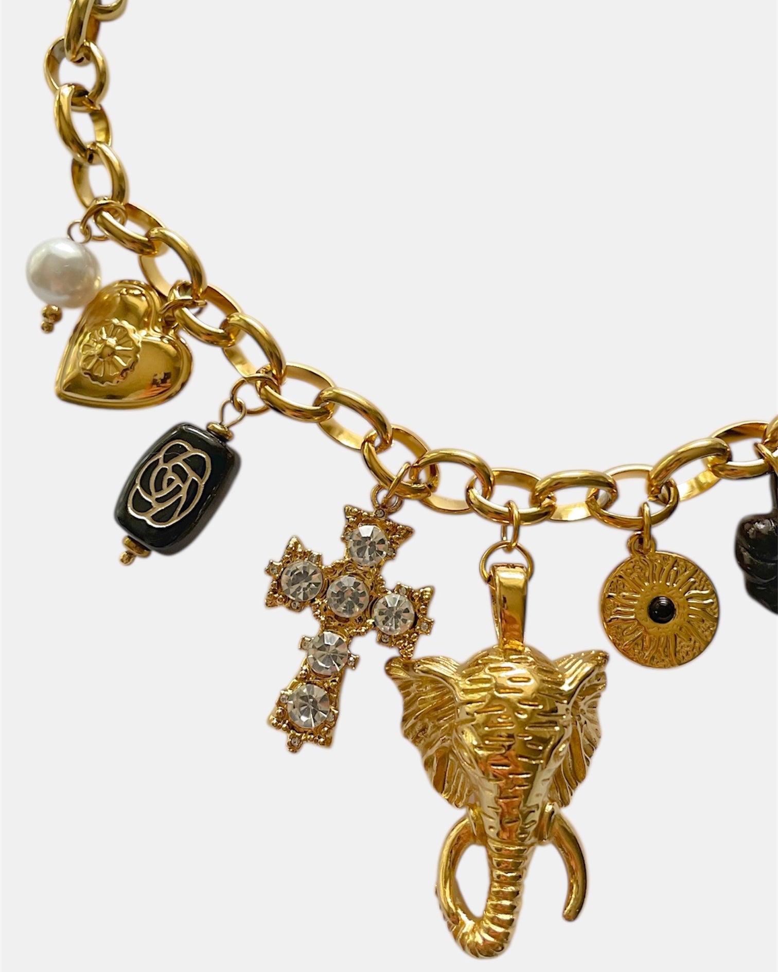 Χειροποίητο γυναικείο χρυσό κολιέ αλυσίδα από ανοξείδωτο ατσάλι, με κομψό και μοντέρνο σχεδιασμό κατάλληλο για κάθε εμφάνιση.