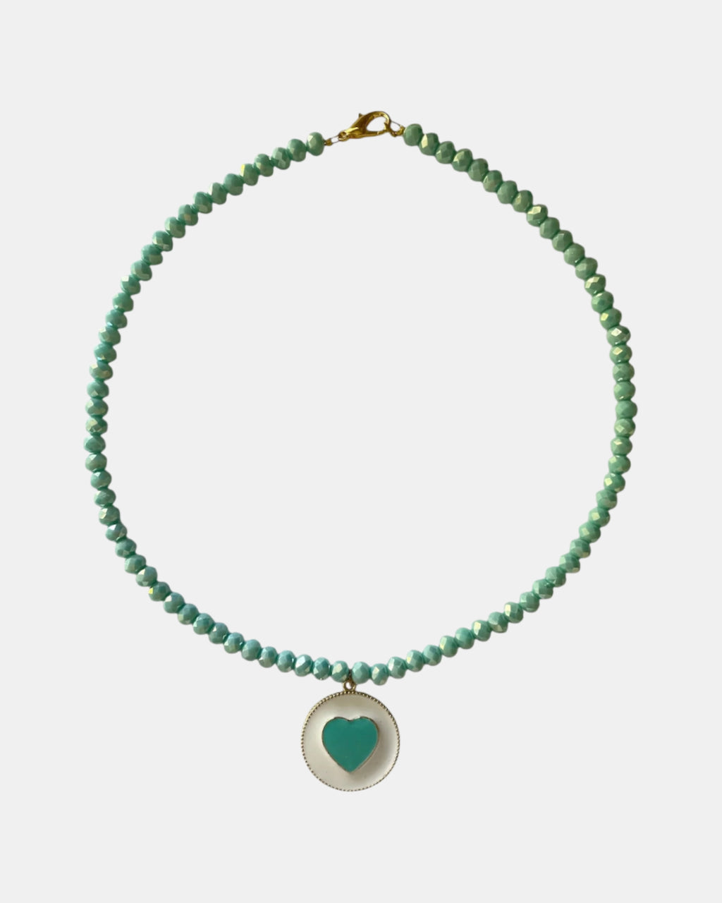 Χειροποίητο κολιέ με πράσινη καρδιά και γυάλινες χάντρες ως διακοσμητικά στοιχεία