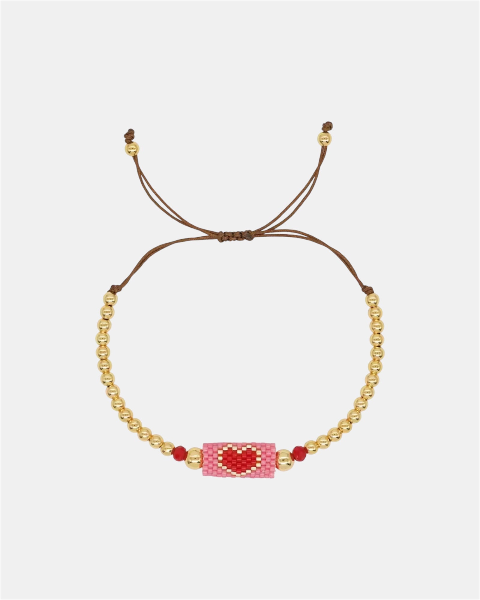 Χειροποίητο μακραμέ βραχιόλι με ροζ και κόκκινες χάντρες, χρυσές λεπτομέρειες και μοτίβο καρδιάς στο κέντρο.