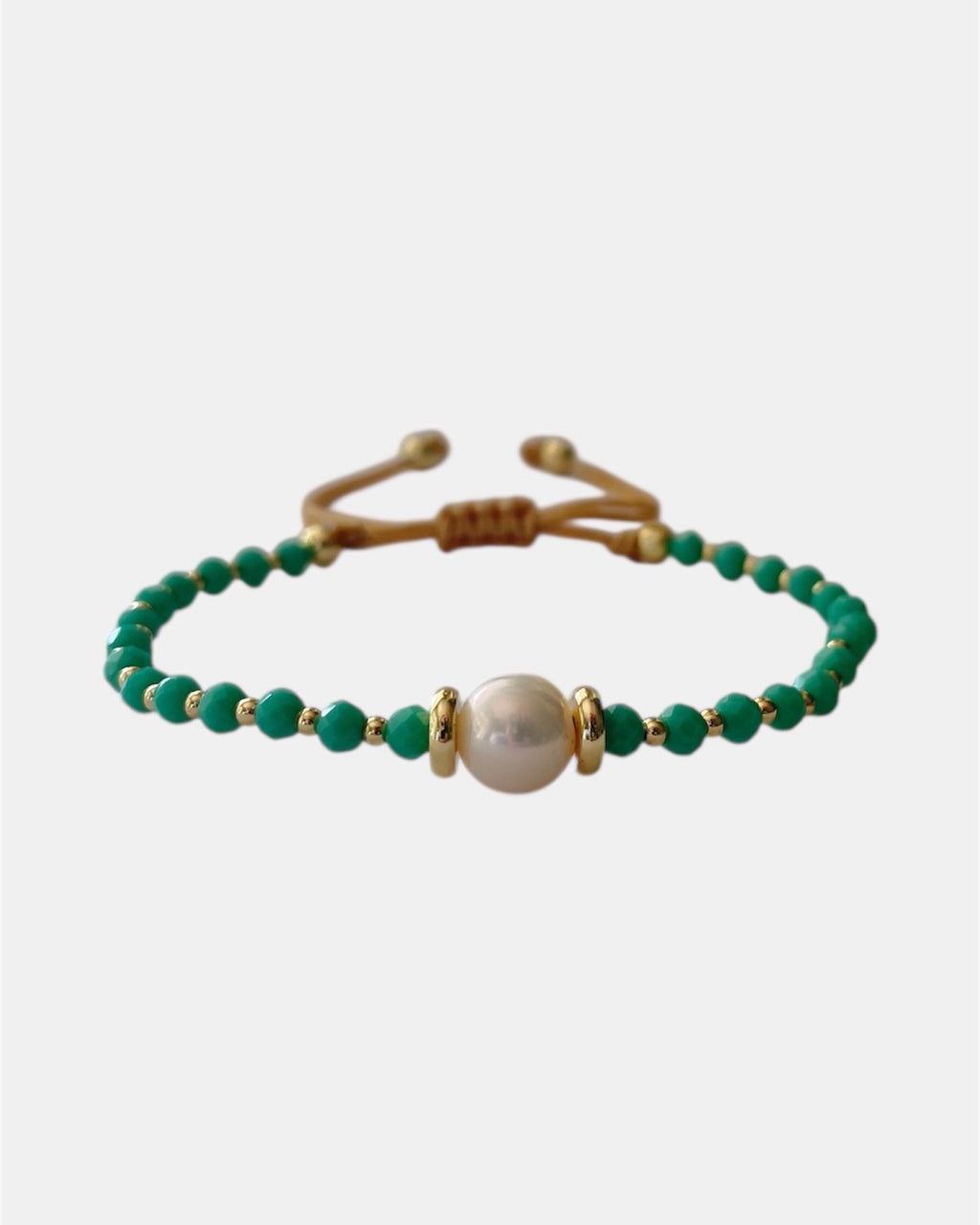 Χειροποίητο βραχιόλι μακραμέ με τυρκουάζ χάντρες και μαργαριτάρι
