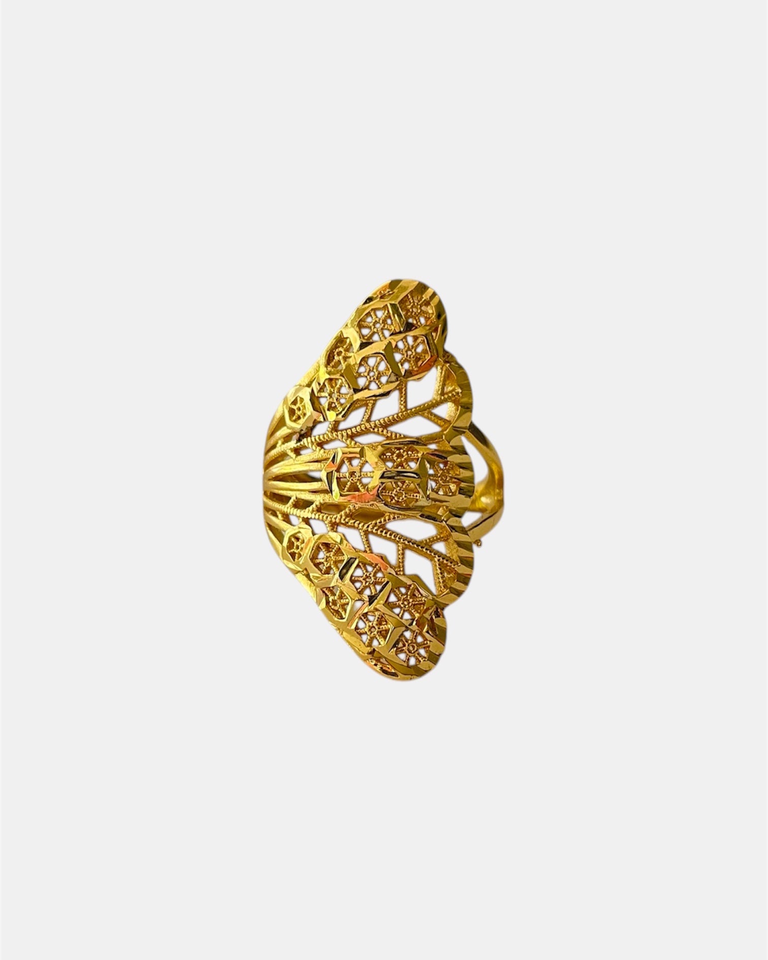 Χρυσό ανοιγόμενο δαχτυλίδι, κομψό και διαχρονικό, κατάλληλο για καθημερινή ή επίσημη χρήση.