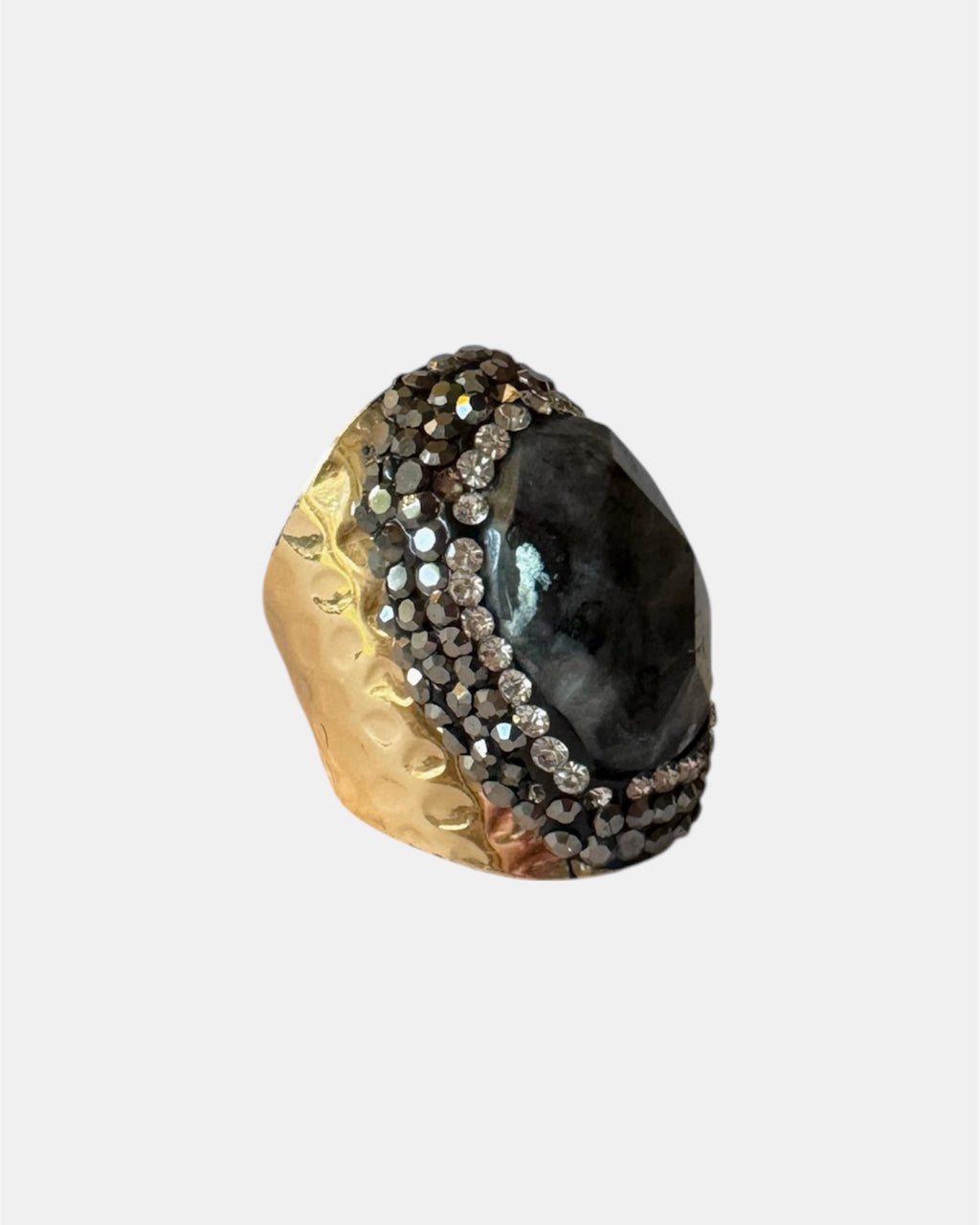 Χρυσό δαχτυλίδι με οβάλ πέτρα και ζιργκόν με ανάγλυφη μεταλλική επιφάνεια