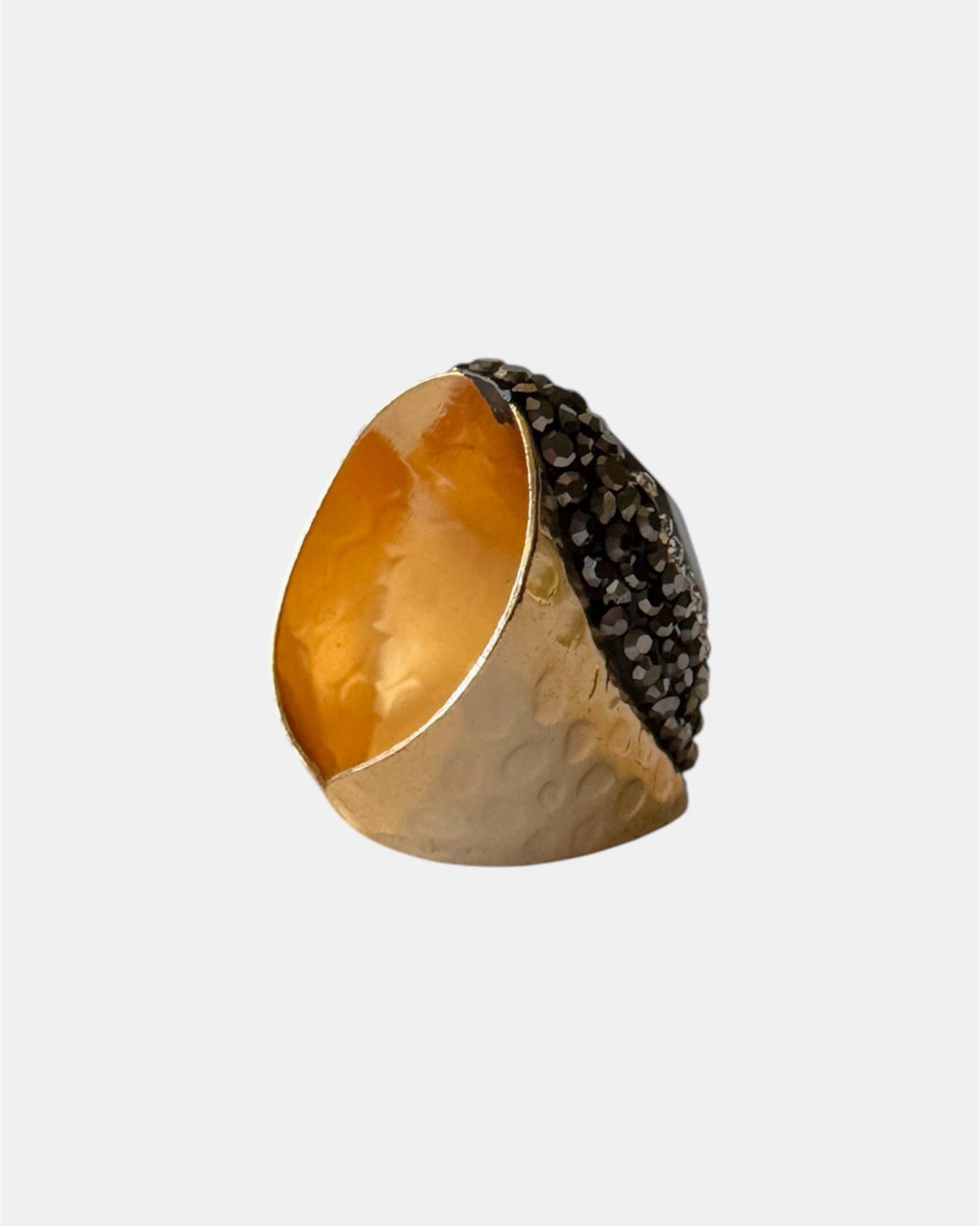 Χρυσό δαχτυλίδι με οβάλ πέτρα και ζιργκόν με ανάγλυφη μεταλλική επιφάνεια