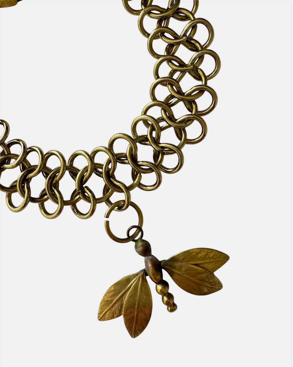 Χρυσό βραχιόλι αλυσίδα με κρεμαστή λιβελούλα, γυναικείο κομψό κόσμημα.