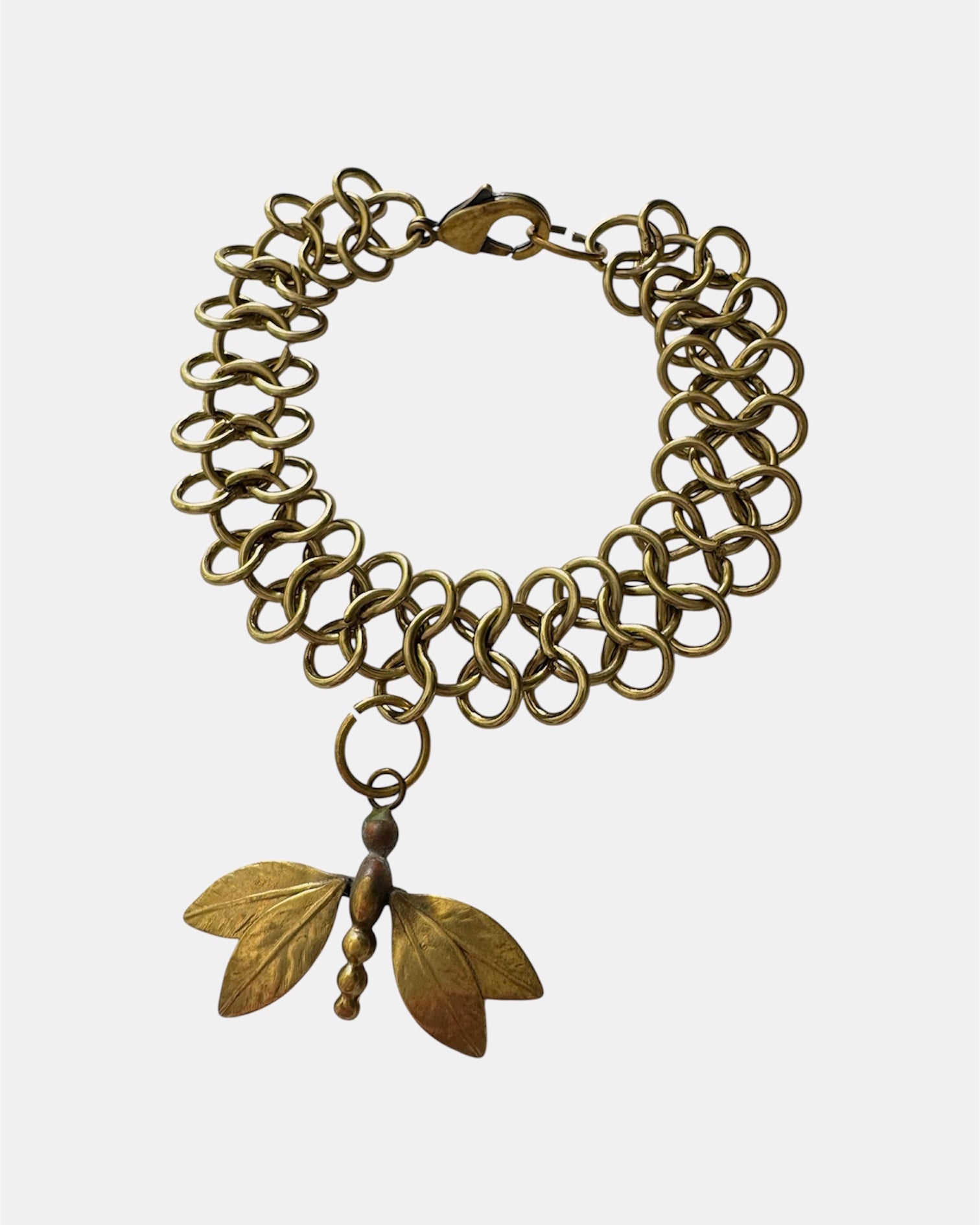 Χρυσό βραχιόλι αλυσίδα με κρεμαστή λιβελούλα, γυναικείο κομψό κόσμημα.